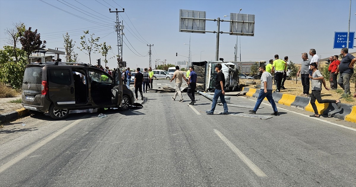 Ağrı'nın Patnos ilçesinde kamyonet ile hafif ticari aracın çarpışması sonucu 8 kişi...