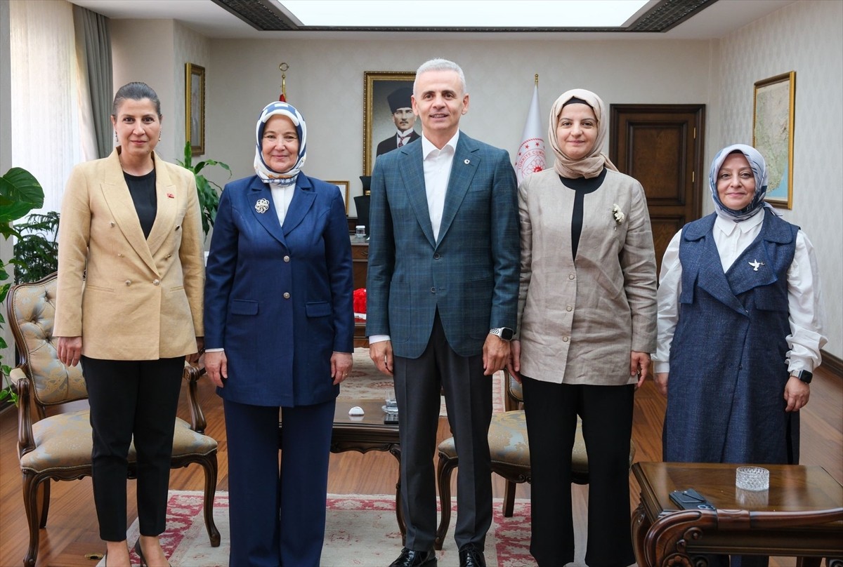 Aile ve Sosyal Hizmetler Bakan Yardımcısı Leman Yenigün (solda), Karaman Valisi Mehmet Fatih...