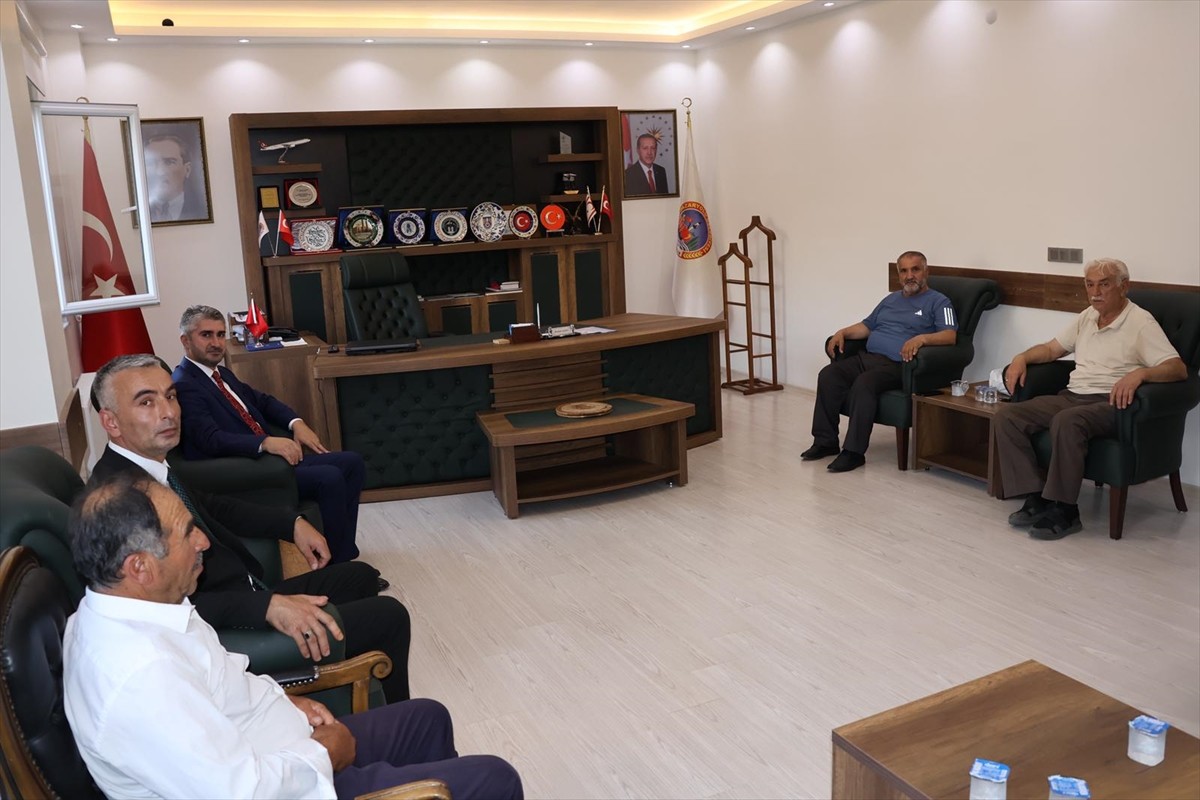 Aile ve Sosyal Hizmetler Bakan Yardımcısı Zafer Tarıkdaroğlu (sol 3), Erzurum'un Pazaryolu...