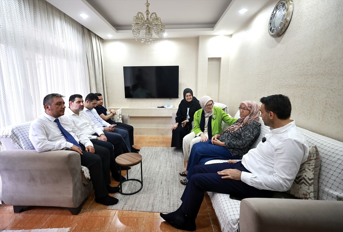 AK Parti Genel Başkan Yardımcısı Belgin Uygur (sağ 3), Cumhurbaşkanı ve AK Parti Genel Başkanı...