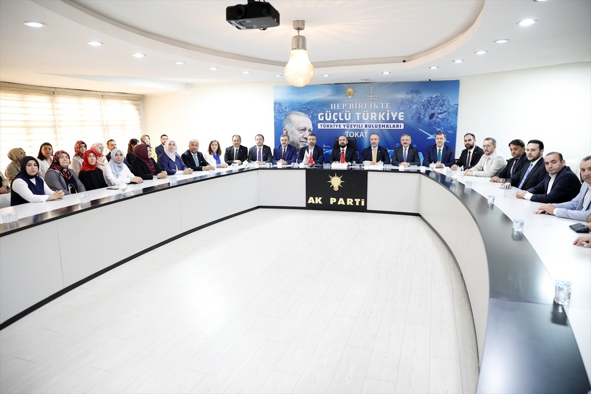 AK Parti Genel Başkan Yardımcısı Faruk Acar (sağda), AK Parti'nin "Türkiye Yüzyılı" buluşmaları...