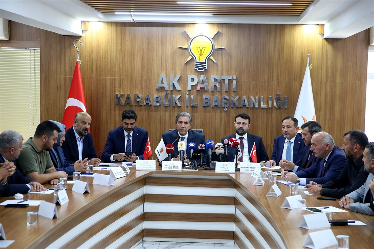 AK Parti Genel Başkan Yardımcısı Mustafa Demir, AK Parti Karabük İl Başkanlığı'nda basın...
