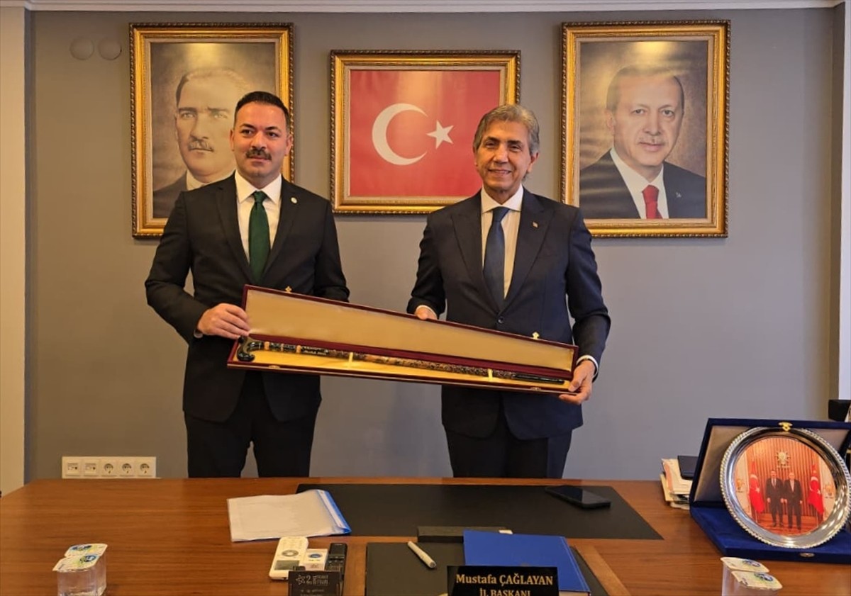 AK Parti Genel Başkan Yardımcısı Mustafa Demir (sağda), partisinin Zonguldak İl Başkanlığını...