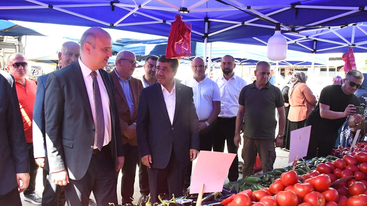 AK Parti Genel Başkan Yardımcısı Ömer İleri (sol 3), Düzce'de ziyaretler gerçekleştirdi. Hamidiye...