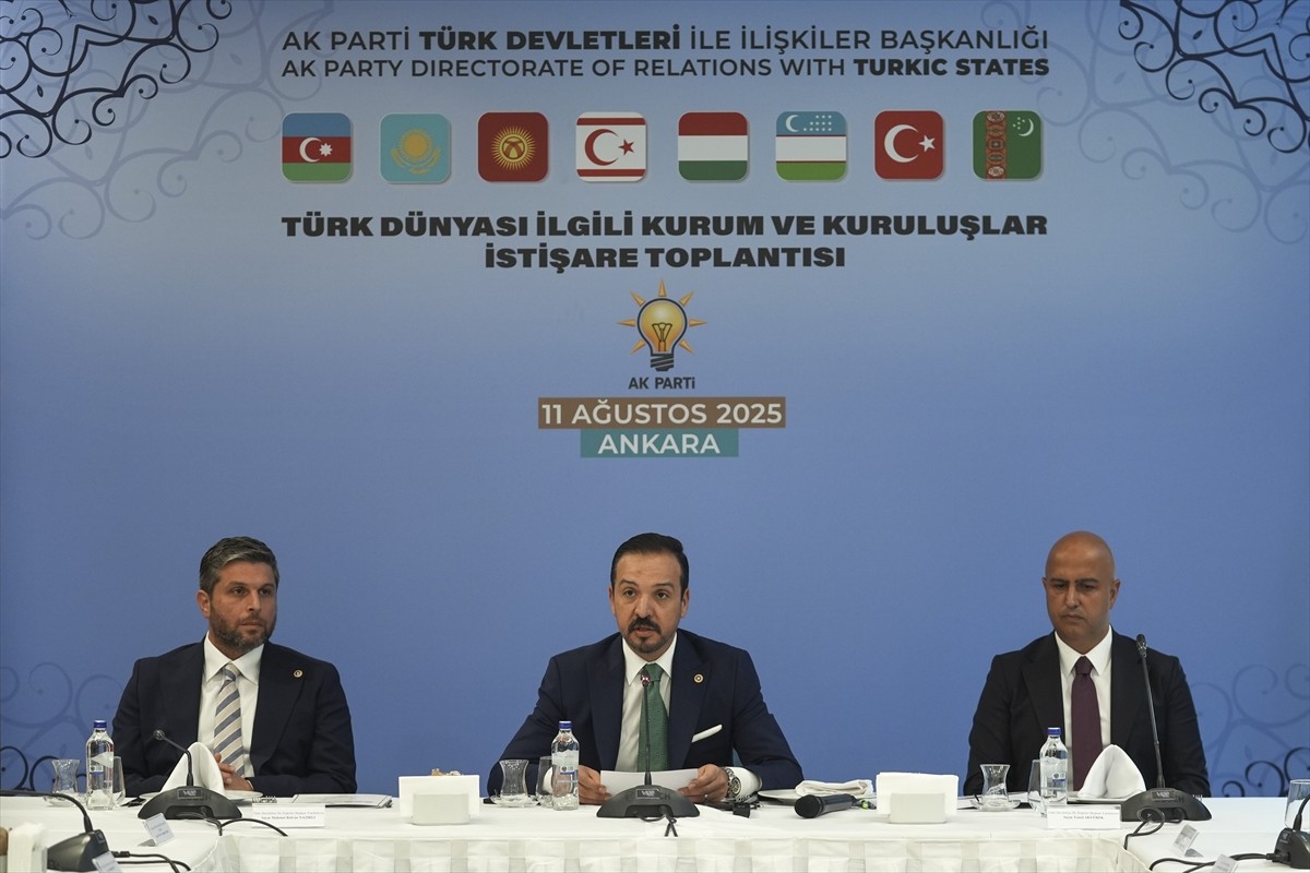 AK Parti Genel Başkan Yardımcısı ve Türk Devletleri ile İlişkiler Başkanı Kürşad Zorlu (ortada)...
