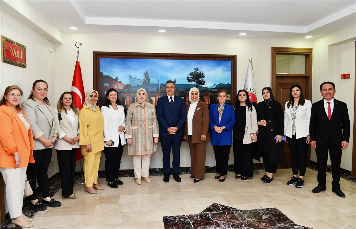 AK Parti Genel Merkez Kadın Kolları Başkanı Tuğba Işık Ercan (sol6), Ardahan'da çeşitli ziyaretler...