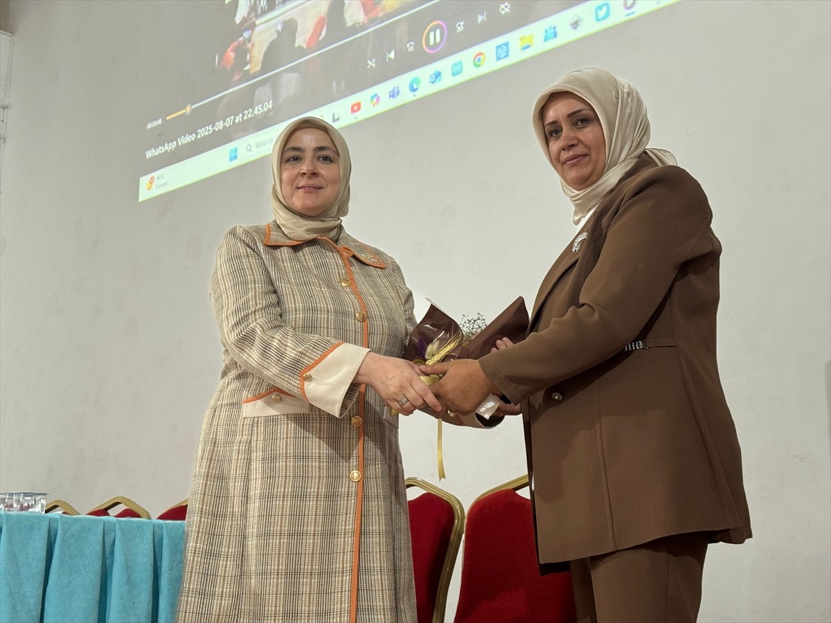 AK Parti Genel Merkez Kadın Kolları Başkanı Tuğba Işık Ercan (solda), Ardahan Gençlik Merkezi'nde...