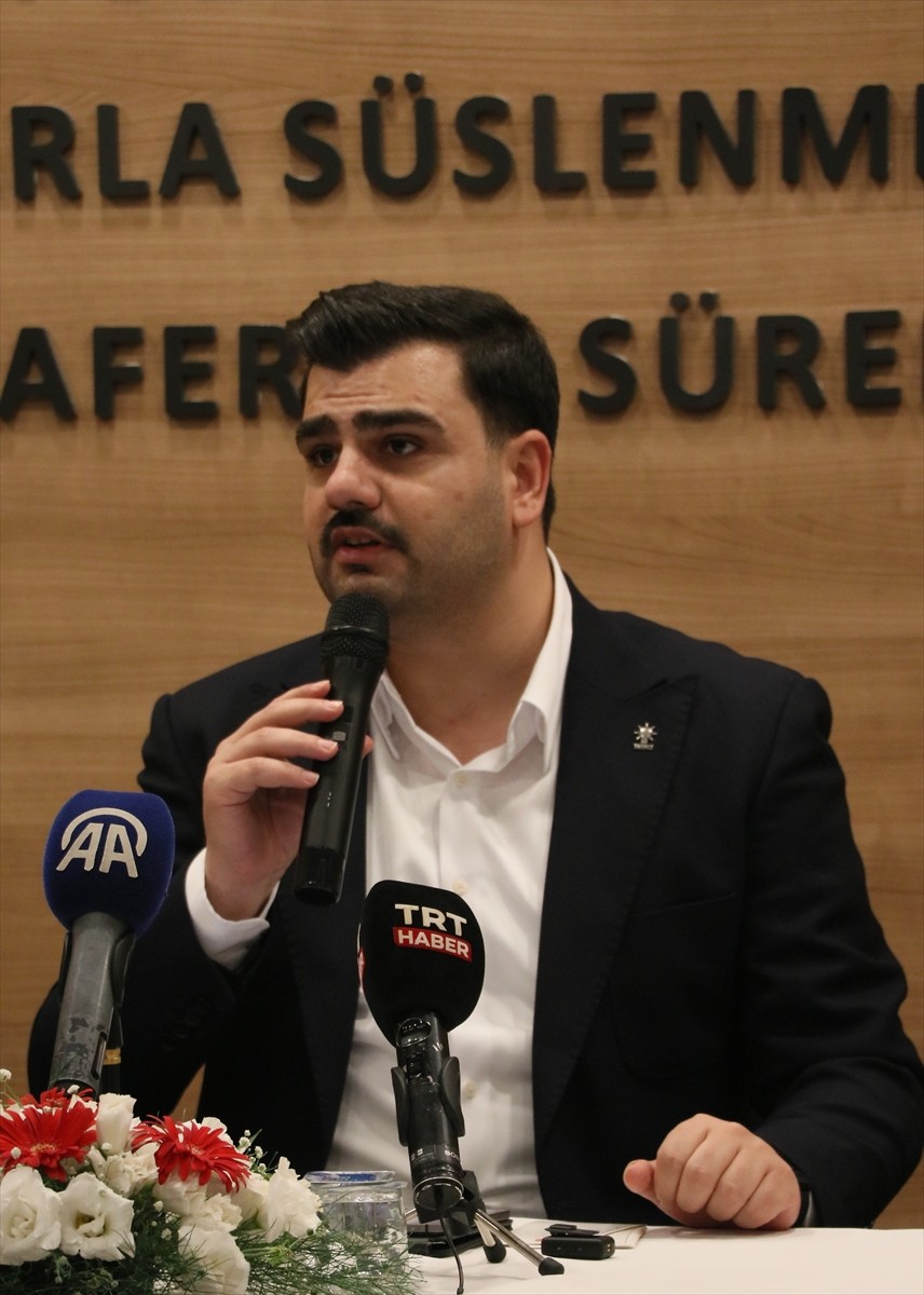 AK Parti Genel Sekreteri ve İzmir Milletvekili Eyyüp Kadir İnan, partisinin Bergama İlçe...