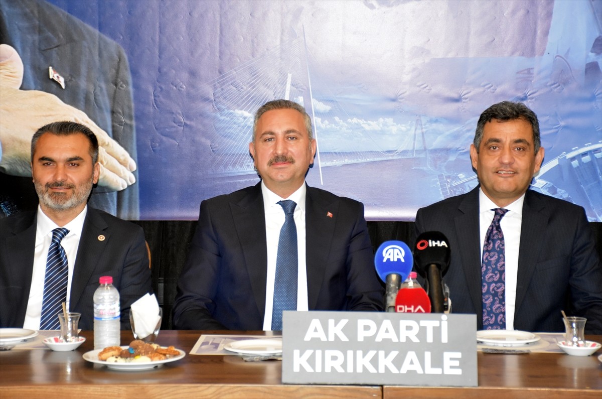 AK Parti Grup Başkanvekili ve Gaziantep Milletvekili Abdulhamit Gül (Ortada), Kırıkkale'de bir...
