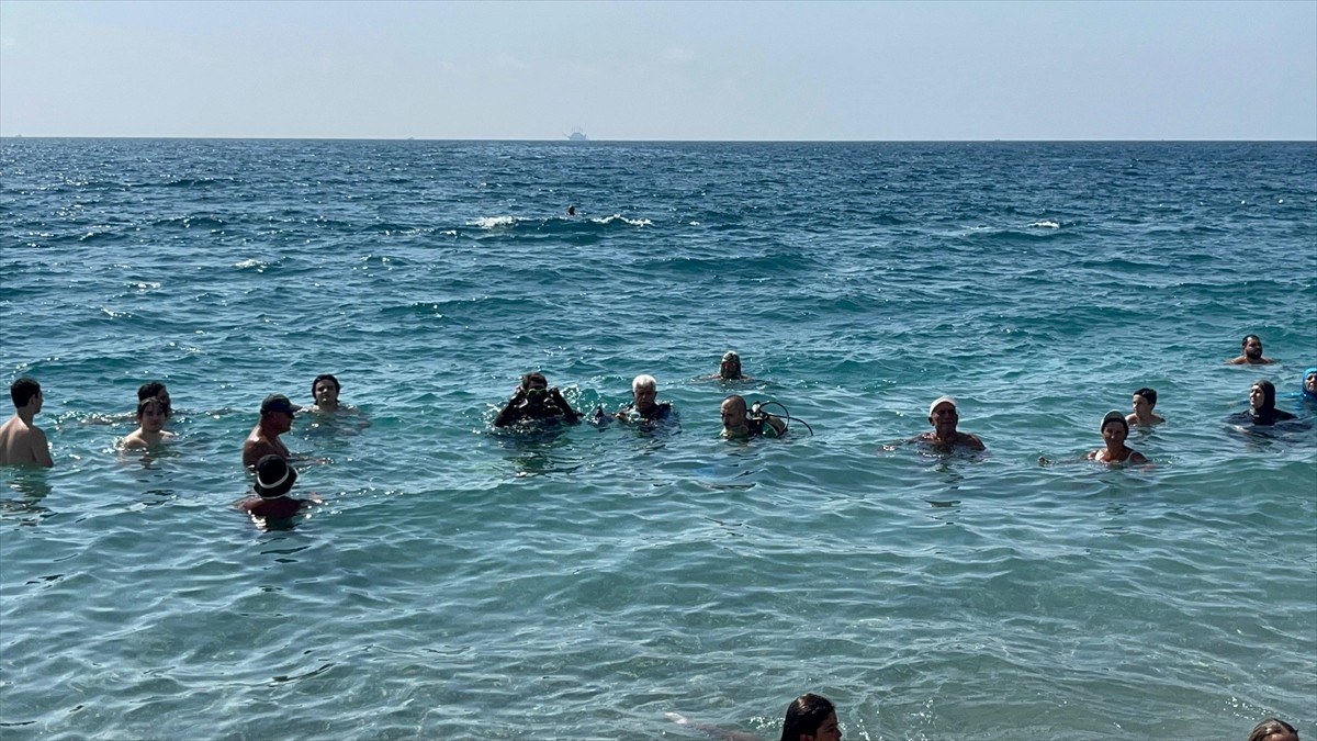 Akdeniz Üniversitesi Su Ürünleri Fakültesi Öğretim Üyesi Prof. Dr. Mehmet Gökoğlu, deniz suyu...