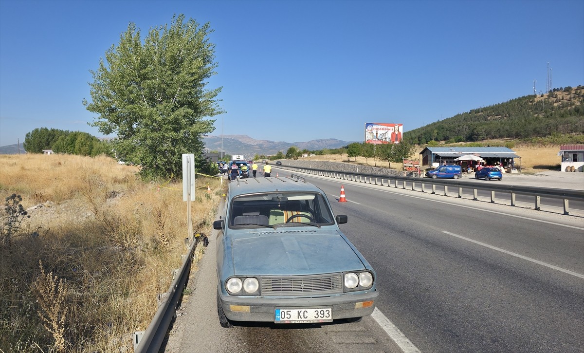 Amasya'nın Gümüşhacıköy ilçesinde arızalanan otomobilini kontrol ederken tır çarpan kişi hayatını...
