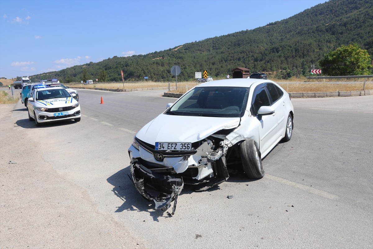 Amasya’nın Taşova ilçesinde iki otomobilin çarpışması sonucu 3 kişi yaralandı. İhbar üzerine kaza...