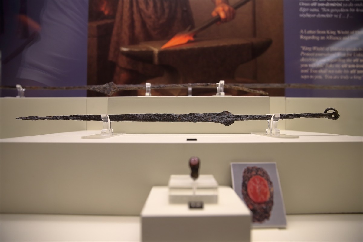 Anadolu'da demirin yaklaşık 3 bin 500 yıllık serüvenini konu alan "Hapalki: Demir" sergisi...