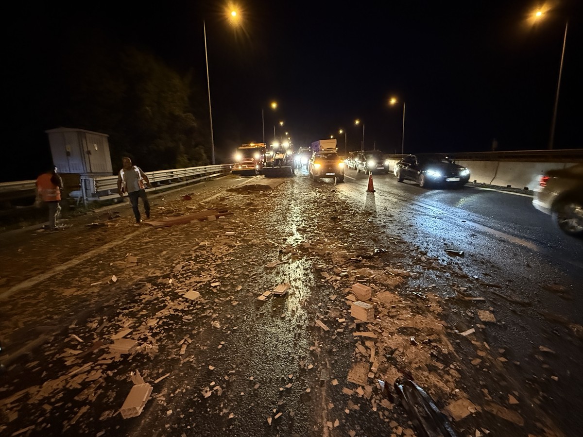 Anadolu Otoyolu'nun Bolu Dağı Düzce geçişinde devrilen tır nedeniyle ulaşımda aksama...