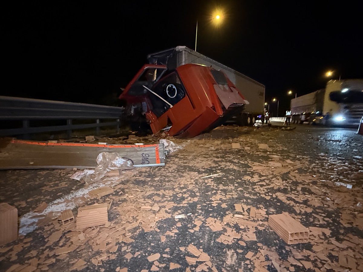 Anadolu Otoyolu'nun Bolu Dağı Düzce geçişinde devrilen tır nedeniyle ulaşımda aksama...