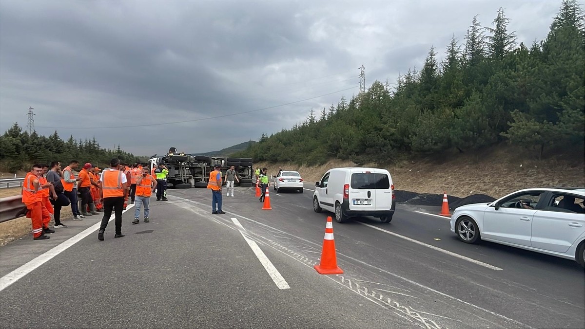Anadolu Otoyolu'nun Bolu Dağı Tüneli kesiminde asfalt yüklü kamyonun devrilmesi sonucu İstanbul...