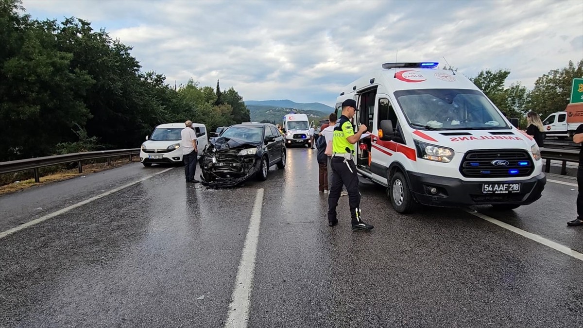 Anadolu Otoyolu'nun Sakarya kesiminde 10 aracın karıştığı zincirleme trafik kazasında 10 kişi...