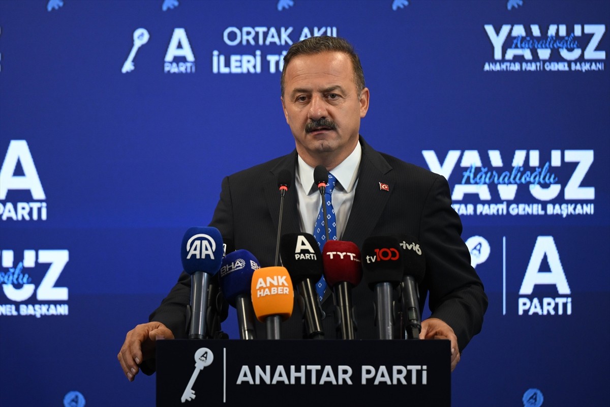 Anahtar Parti Genel Başkanı Yavuz Ağıralioğlu, partisinin genel merkezinde düzenlediği basın...
