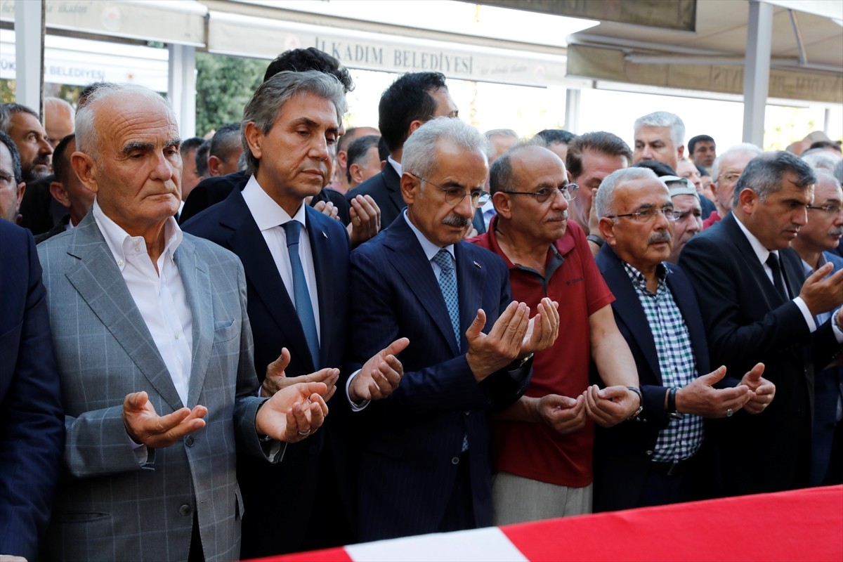 Ankara'da tedavi gördüğü hastanede 64 yaşında vefat eden eski Bayındırlık ve İskan Bakanı ve eski...