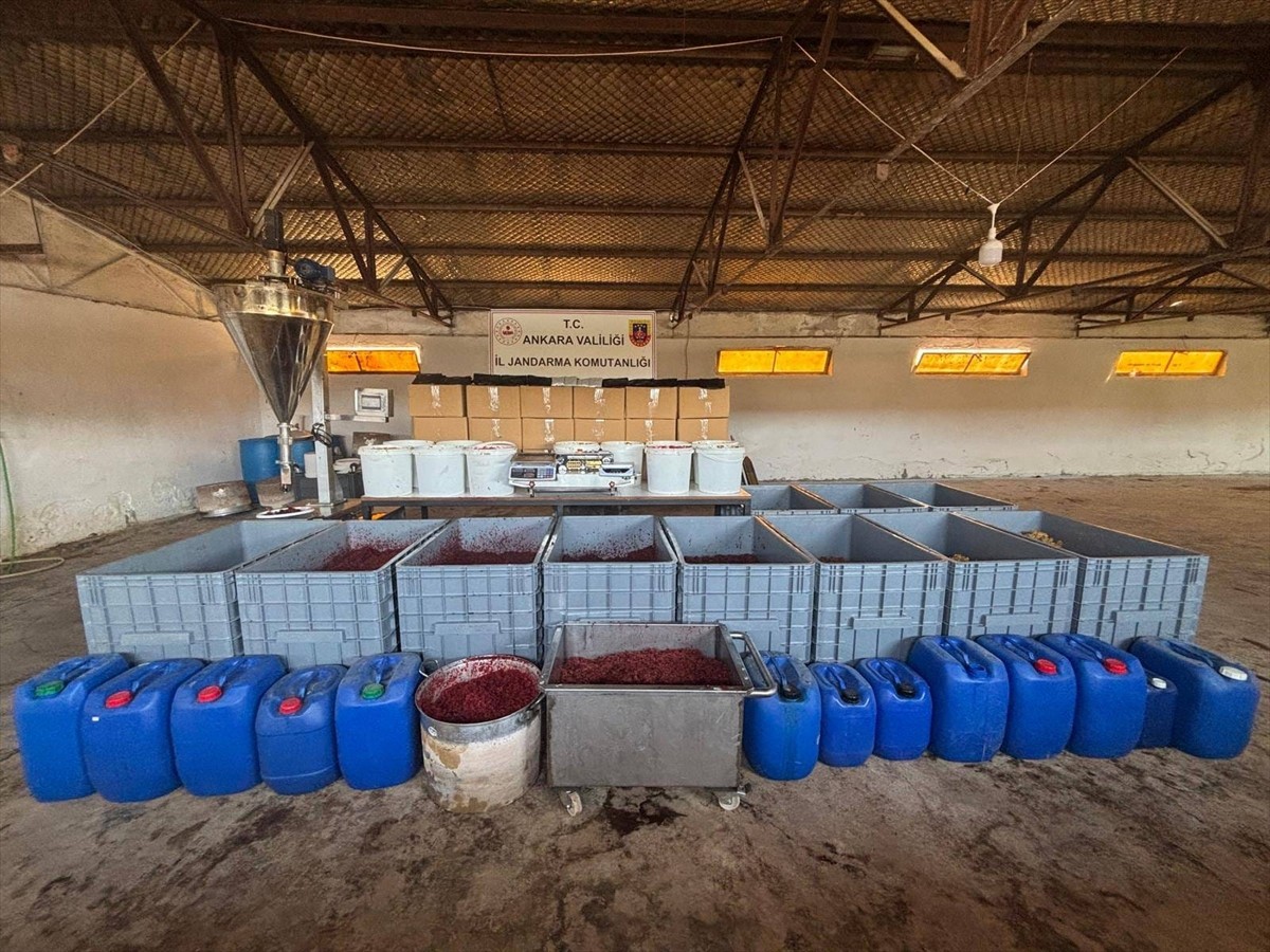 Ankara'nın Etimesgut ilçesinde, bir depoya düzenlenen operasyonda, 4,5 ton kaçak nargile tütünü...