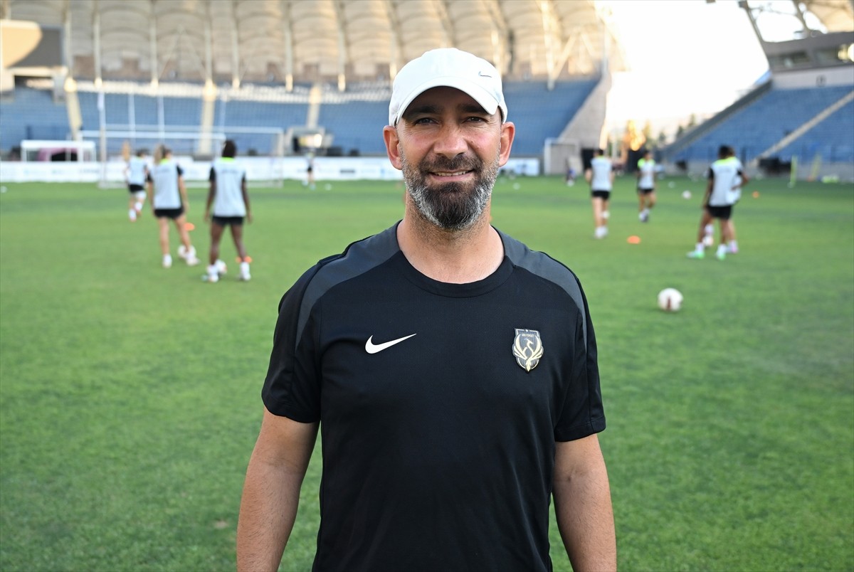 Ankara Büyükşehir Belediyesi (ABB) FOMGET Kadın Futbol Takımı'nın teknik direktörü Hasan Vural...