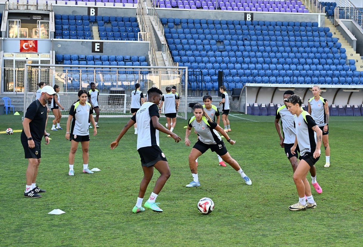 Ankara Büyükşehir Belediyesi (ABB) FOMGET Kadın Futbol Takımı, UEFA Şampiyonlar Ligi 2. eleme...