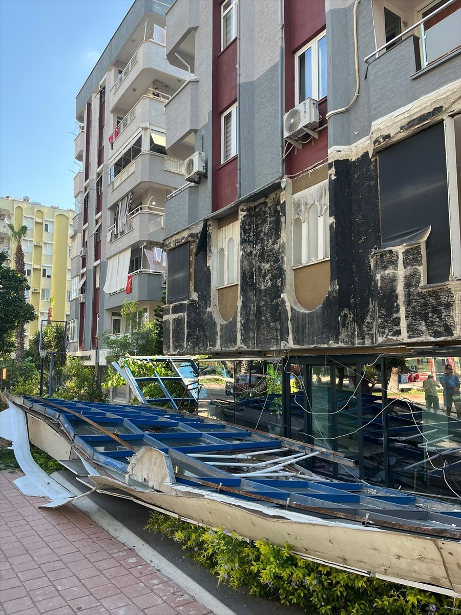Antalya'da 5 katlı apartmanın reklam panolarının bulunduğu dış cephe kaplaması düştü. Bölgeye...