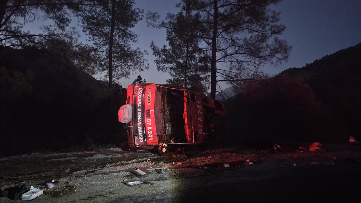 Antalya'da arazözün devrilmesi sonucu 2 kişi yaralandı. İhbar üzerine olay yerine çağrılan...