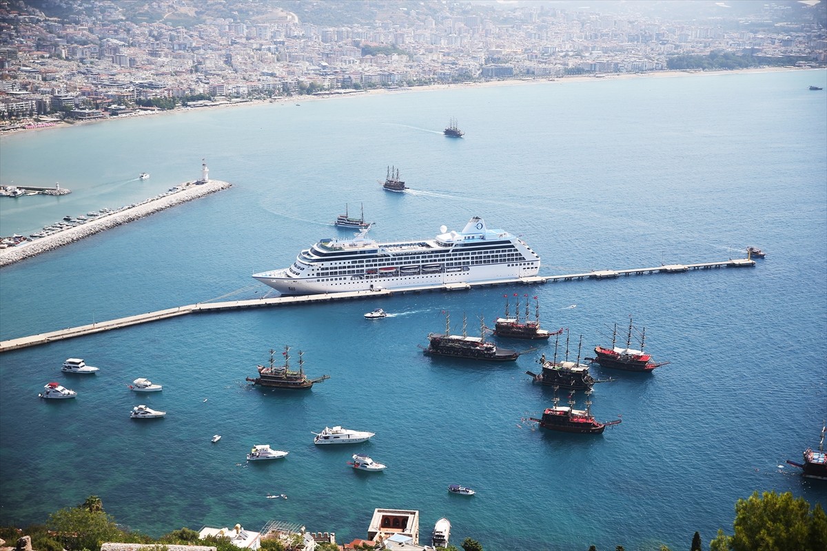 Antalya'nın Alanya ilçesine, "Nautica" isimli kruvaziyerle 602 yolcu geldi. Gemiden inen yolcular...
