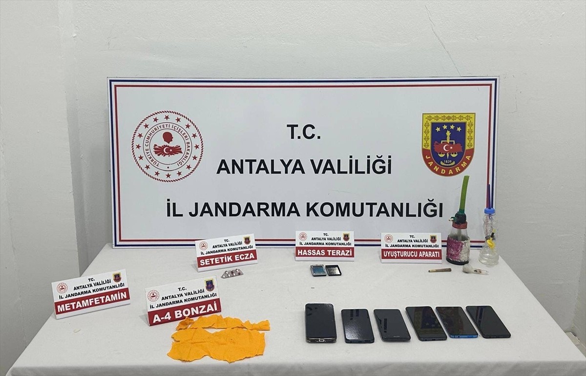 Antalya'nın Alanya ve Kepez ilçelerinden düzenlenen uyuşturucu operasyonunda 4 şüpheli gözaltına...