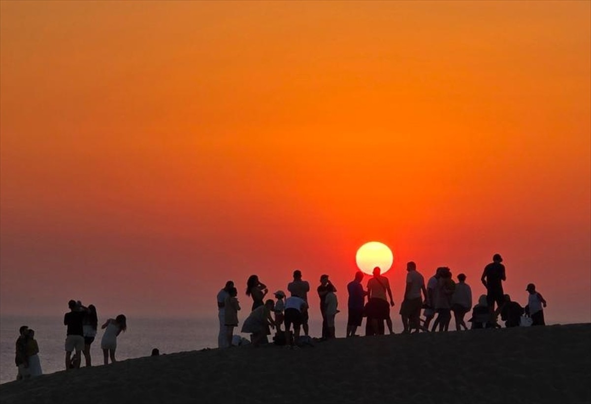 Antalya'nın Kaş ilçesi sınırlarındaki Patara Plajı'nda, kilometrelerce uzanan eşsiz sahilin yanı...