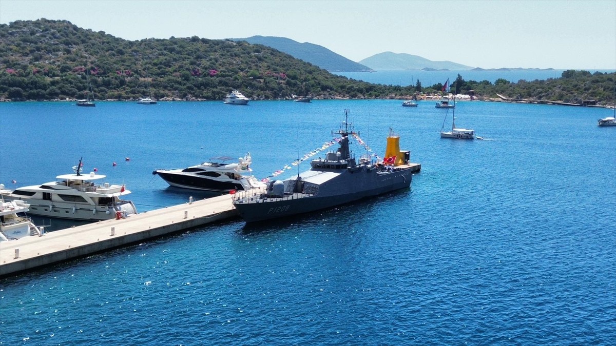 Antalya'nın Kaş ilçesine demirleyen TCG Kaş hücumbotu, 30 Ağustos Zafer Bayramı kutlamaları...
