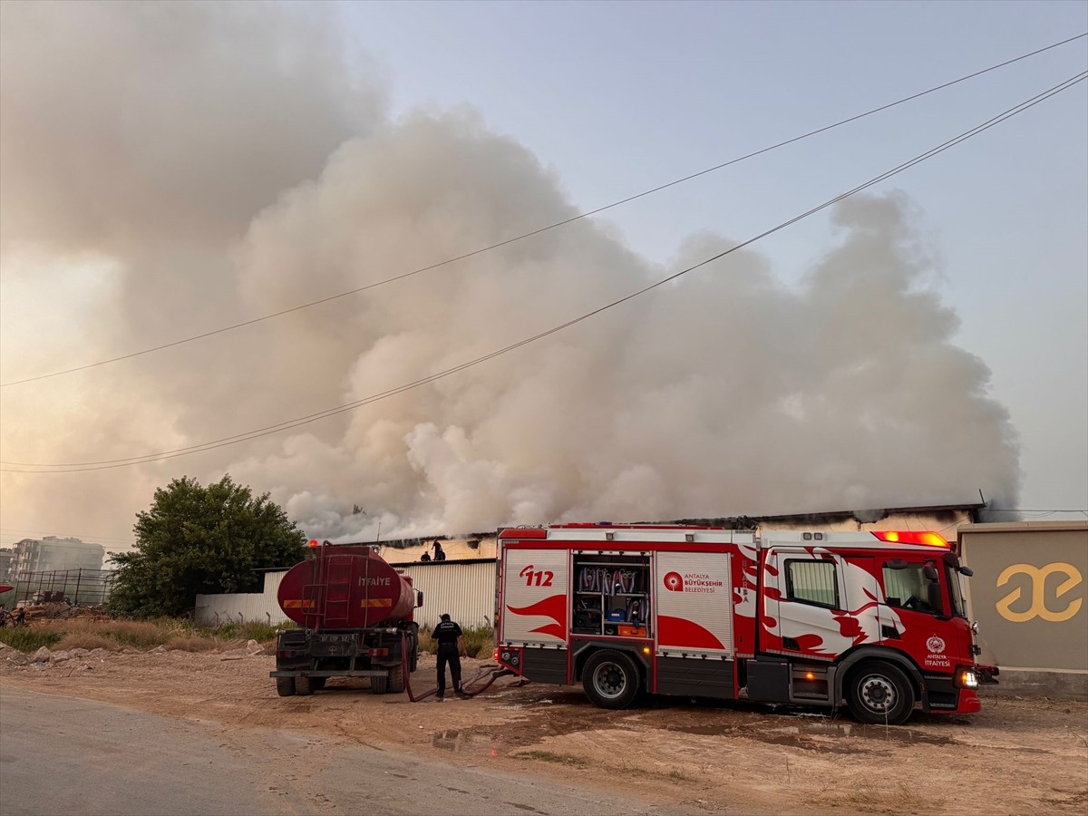 Antalya'nın Kepez ilçesinde otel ekipmanının yer aldığı depoda çıkan yangın söndürülmeye...