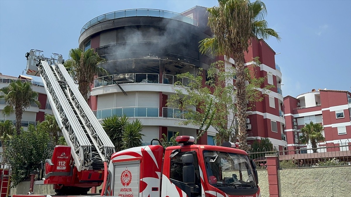 Antalya'nın Konyaaltı ilçesinde 4 katlı apartmanın üçüncü katında çıkan yangında dumandan...