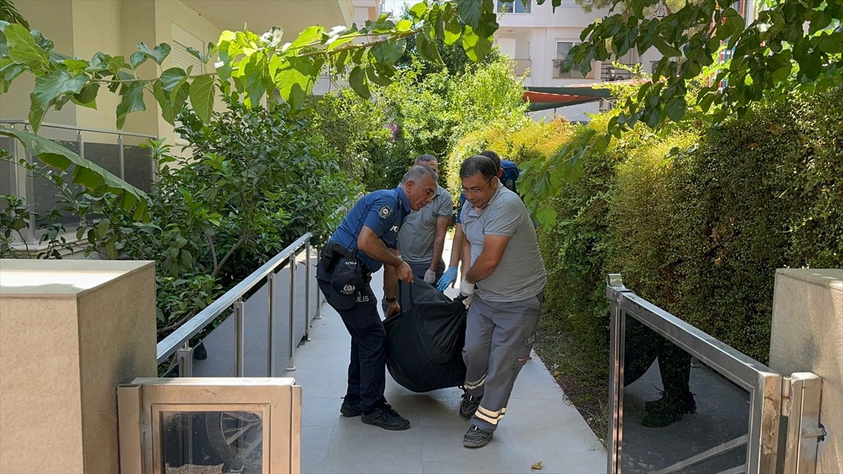 Antalya'nın Konyaaltı ilçesinde Rus uyruklu kişi evinde ölü bulundu. Cenaze, olay yeri inceleme...