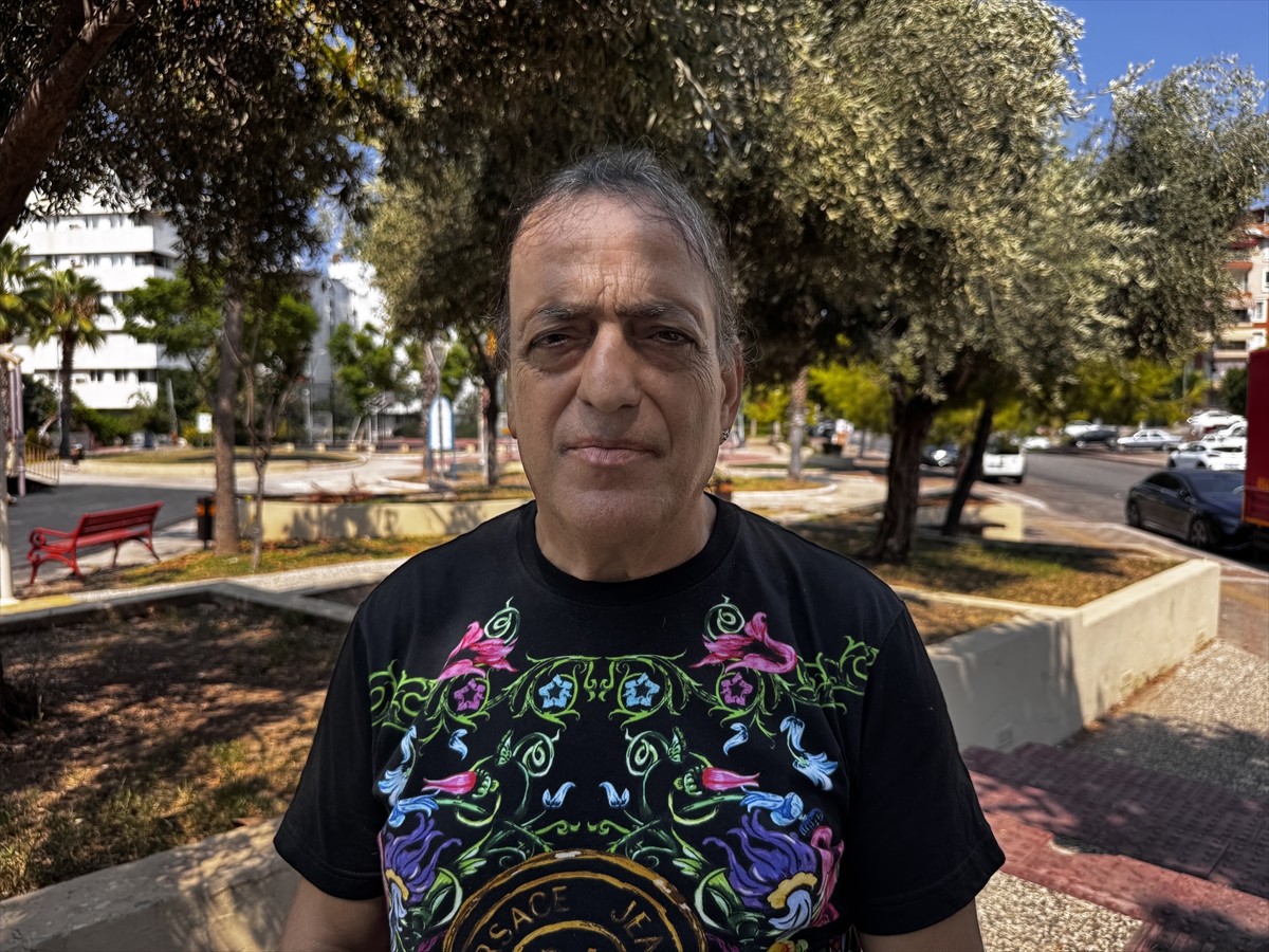 Antalya'nın Konyaaltı ilçesinde yaşayan Metin Suna, 28 yıldır sahiplendiği "Cabbar" adındaki...