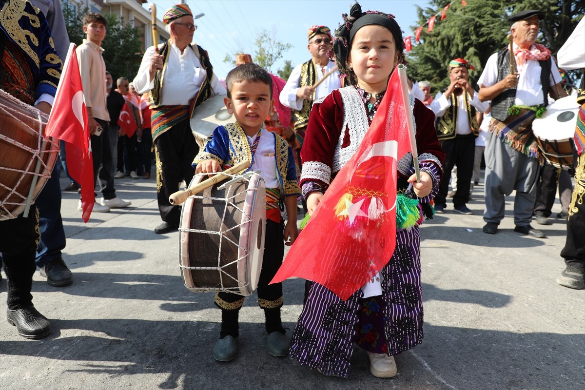  Antalya'nın Korkuteli ilçesinde bu yıl 34'üncüsü düzenlenen "Altın Kiraz Yağlı Pehlivan...
