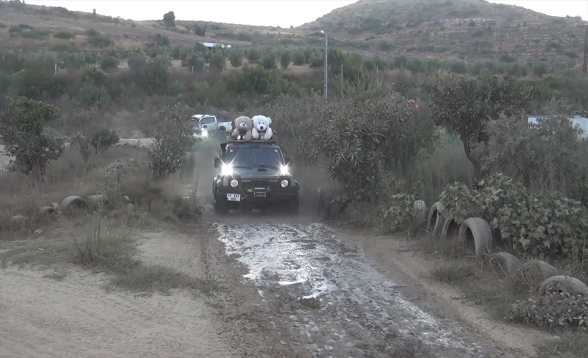 Antalya'nın Manavgat ilçesinde 20 özel öğrenci ve aileleri güvenli parkurda offroad araçlarıyla...