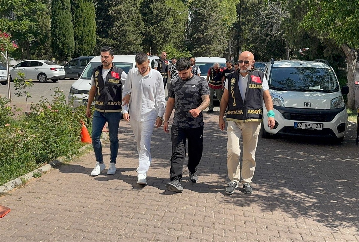 Antalya'nın Muratpaşa ilçesinde aralarında husumet bulunduğu ifade edilen iki grup arasında çıkan...