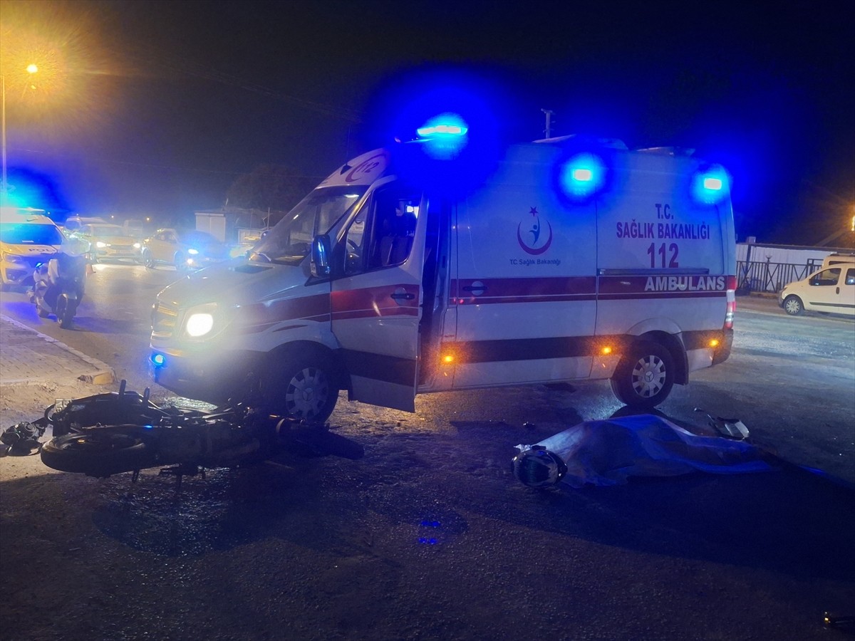 Antalya'nın Serik ilçesinde otomobille çarpışan motosikletin 19 yaşındaki sürücüsü hayatını...