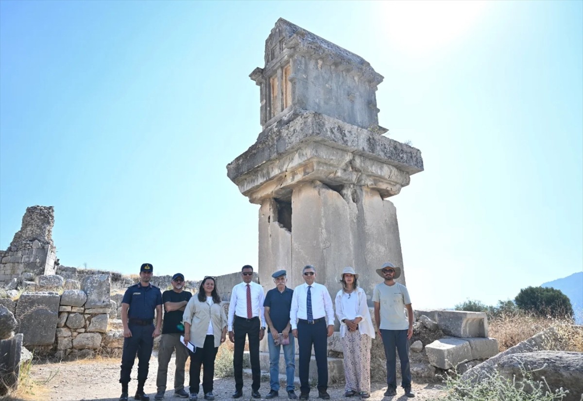 Antalya Valisi Hulusi Şahin, Kaş ilçesindeki Xanthos ve Patara antik kentlerinde sürdürülen...
