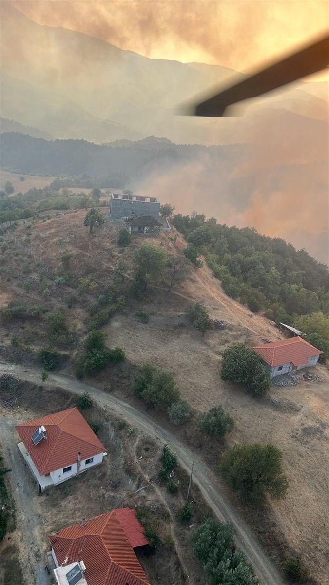 Arnavutluk'ta etkisini artıran orman yangınlarına müdahale sürüyor. Arnavutluk Savunma Bakanlığı...