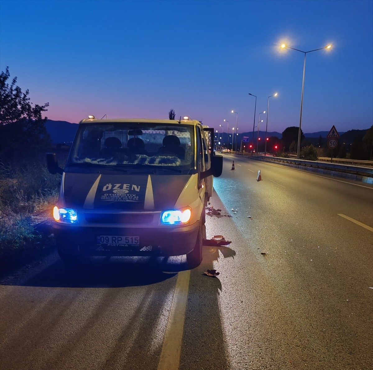 Aydın'ın Çine ilçesinde, yol kenarında bekleyen kamyonete arkadan çarpan motosikletin sürücü...