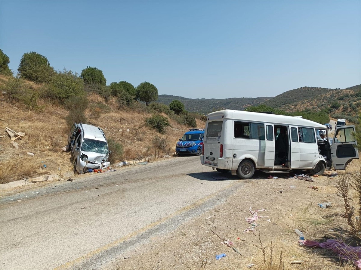 Aydın'ın Germencik ilçesinde minibüs ile hafif ticari aracın çarpışması sonucu 14 kişi yaralandı....