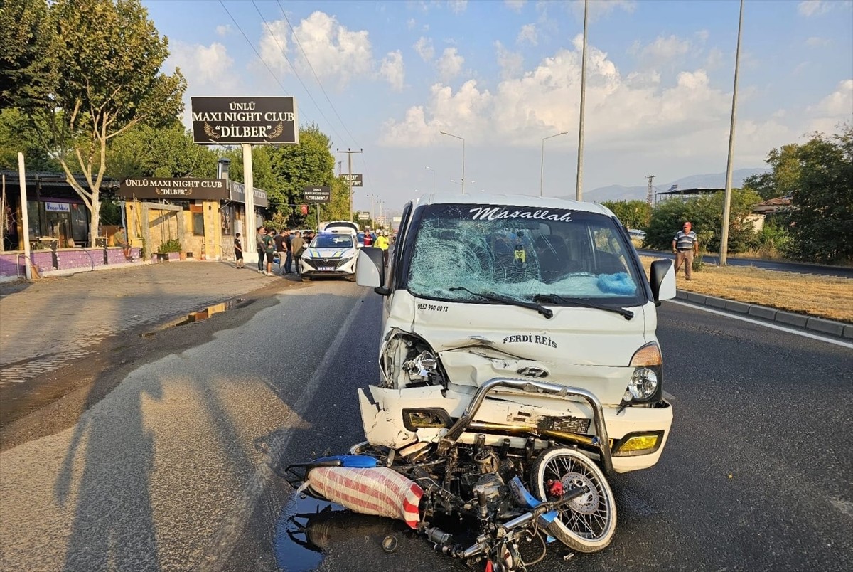 Aydın'ın Köşk ilçesinde kamyonetle çarpışan motosikletin sürücüsü yaşamını yitirdi.