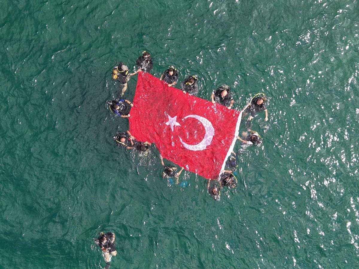 Bağcılar Belediyesi Su Altı ve Su Üstü Sporları Kulübünün engelli öğrencileri, 30 Ağustos Zafer...