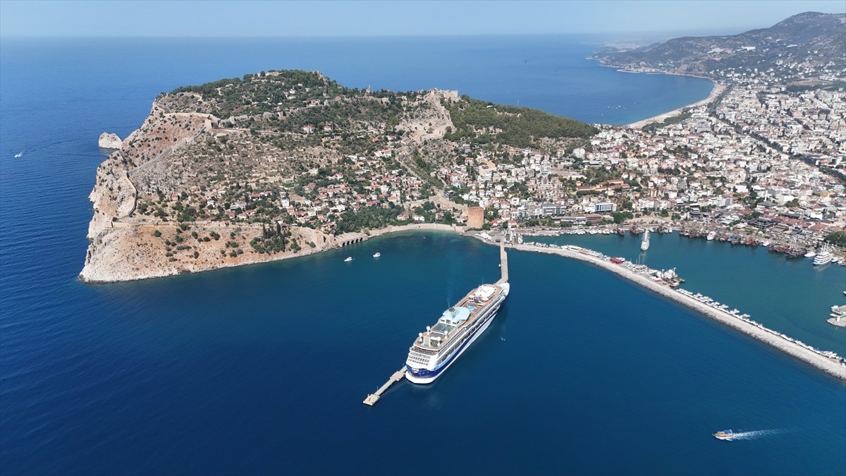 Bahama bayraklı kruvaziyer "Marella Discovery 2", Antalya'nın Alanya ilçesine geldi. 