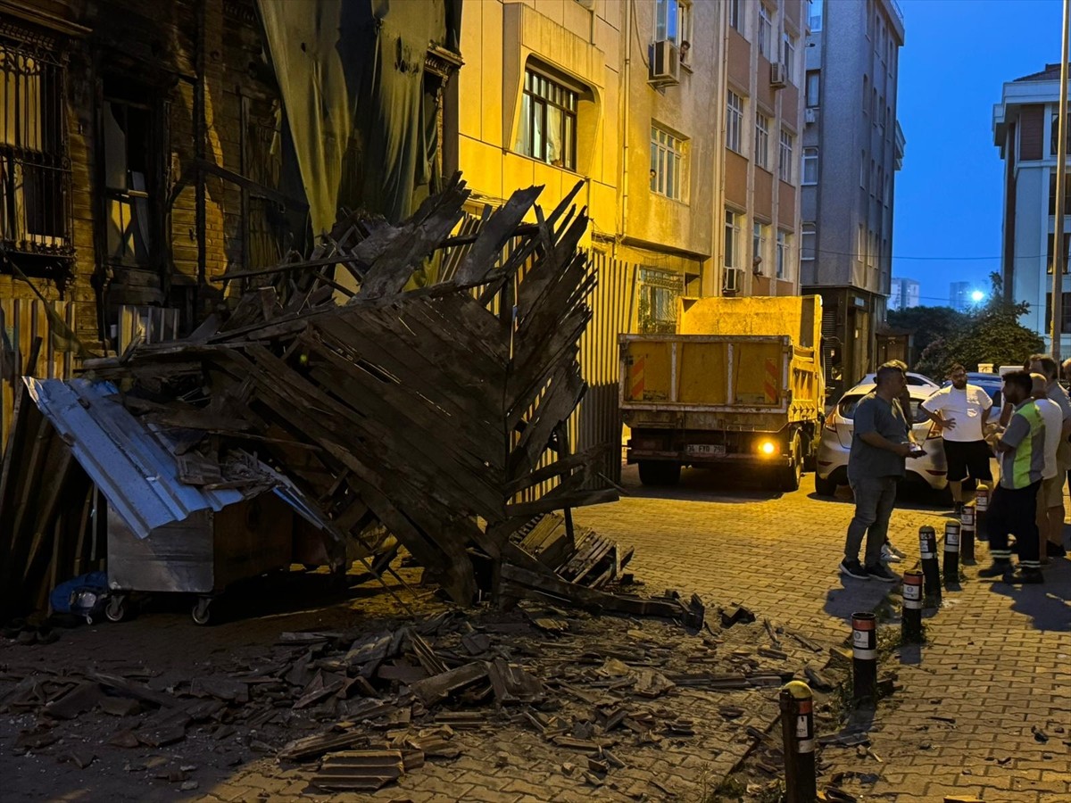 Bakırköy'de iki katlı metruk binada kısmi çökme meydana geldi