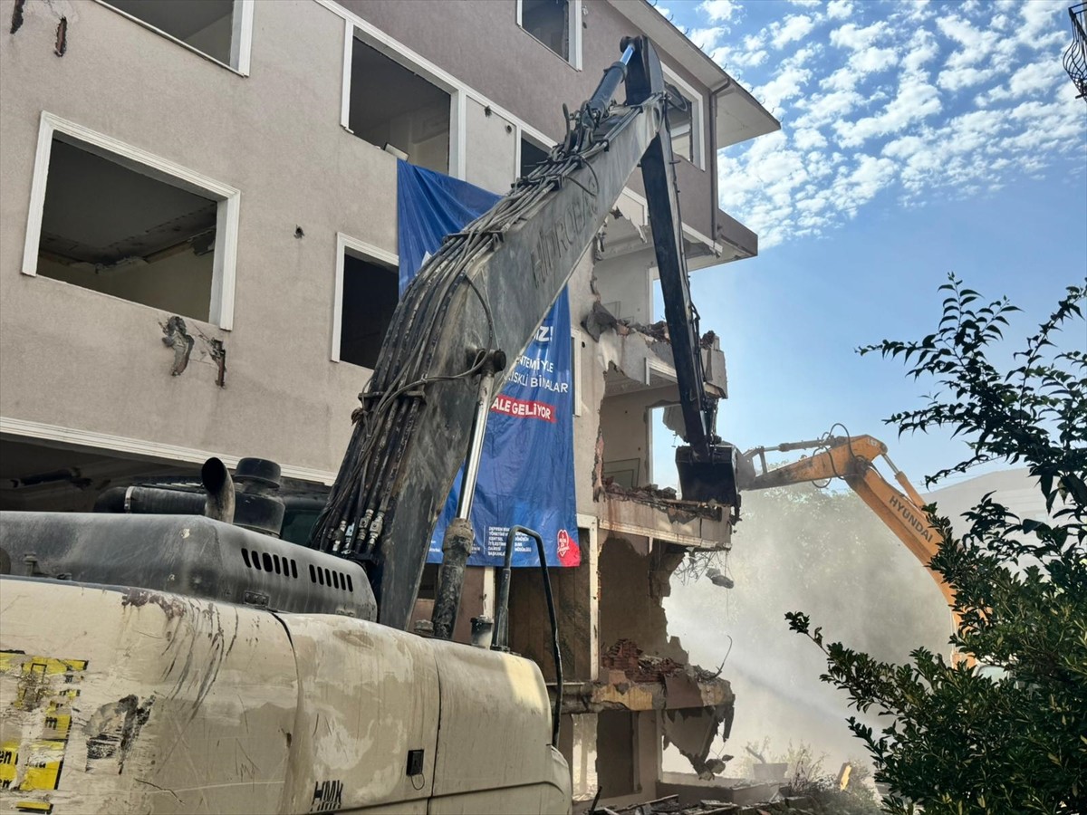 Bakırköy Yeşilköy Mahallesi'nde kentsel dönüşüm çalışmaları kapsamında "yüksek riskli" olduğu...