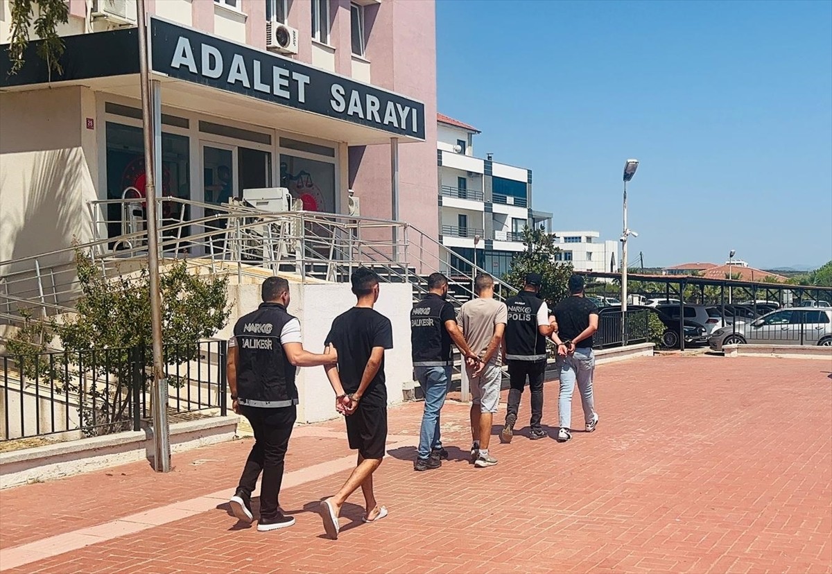 Balıkesir'in Ayvalık ilçesinde uyuşturucu operasyonunda yakalanan 3 şüpheli tutuklandı.